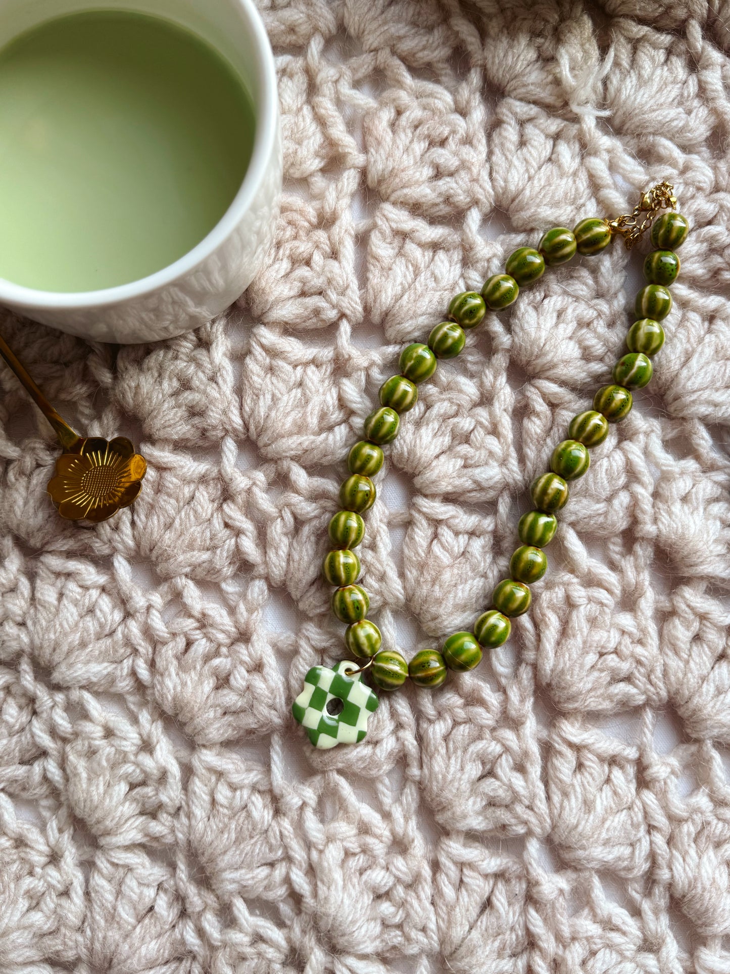 collier perles céramique colorées fleur fait main collier artisanal fleur polymère collier girly 